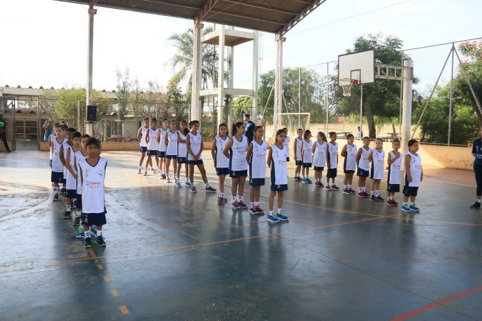 Alunos recebem uniformes de projeto de basquete do IFG e Tereos e iniciam atividades