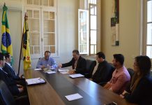 Prefeito assina convênios para recapeamento e construção de salas de artesanato