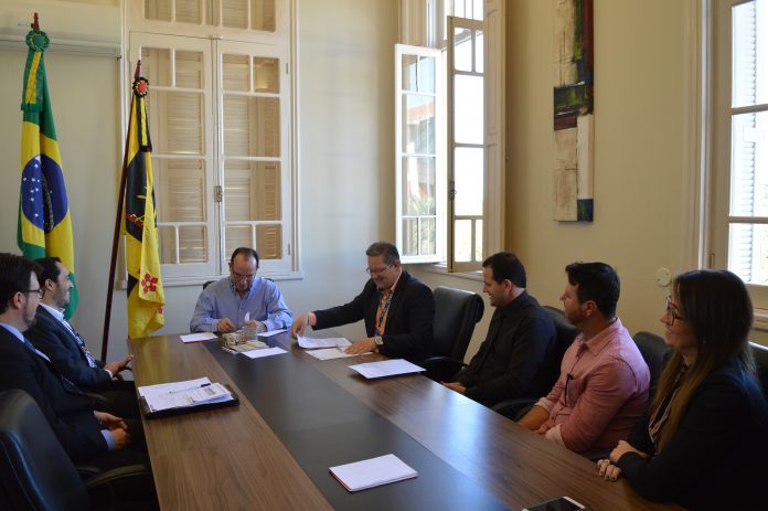 Prefeito assina convênios para recapeamento e construção de salas de artesanato