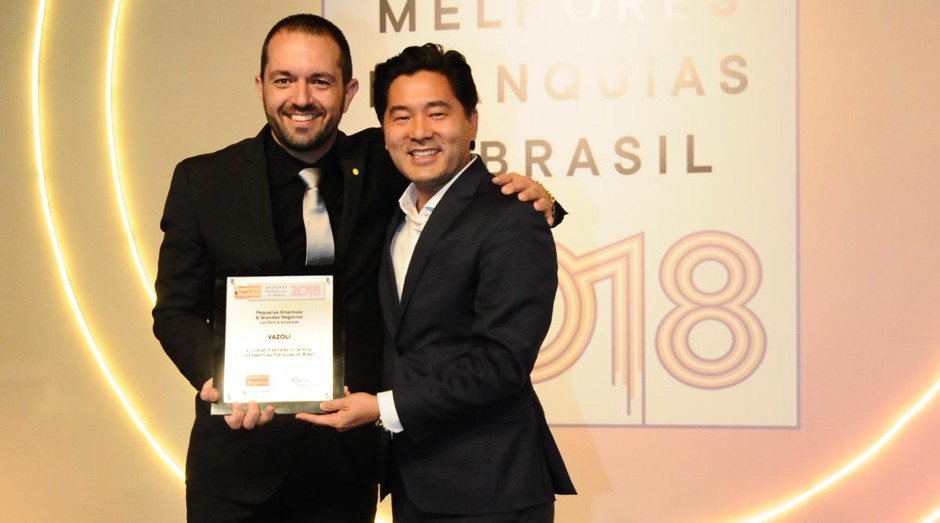 Eric Vaz de Lima, diretor-executivo da Vazoli, recebe troféu de Vander Nagata, vice-presidente de credit services da Serasa Experian