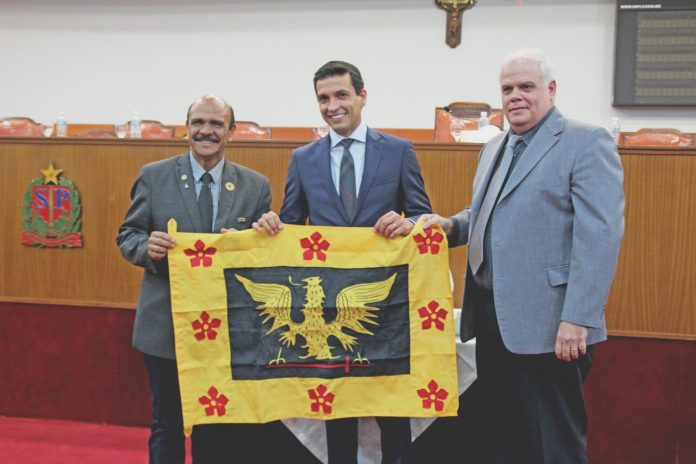 Ex-prefeito e médico Antonio Neto recebe Cidadania Olimpiense. Mesmo sob ‘apagão suspeito’