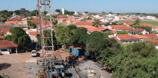 Perfuração do poço profundo entra na fase final e Daemo faz balanço sobre obra com moradores