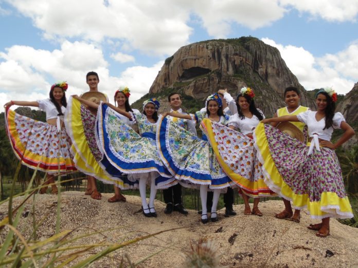 Grupos Boi Calemba Pintadinho e Raízes de Ouro trazem a rica cultura potiguar para o 54º Fefol