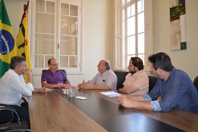 Prefeito assina projeto de R$ 16 milhões para distribuir água mineral do Aquífero Guarani