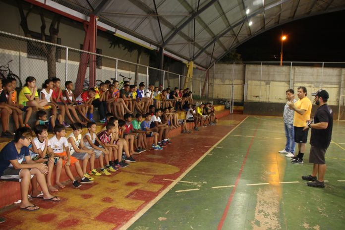 Esportes entrega material para projeto da Associação Amigos do Bairro da Zona Norte