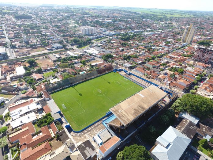 Estádio Tereza Breda recebe reformas exigidas pelos Bombeiros. E, nova iluminação