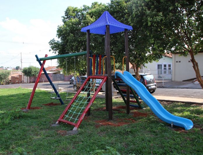 Praças da Cohab 4 e São Benedito recebem parques infantis