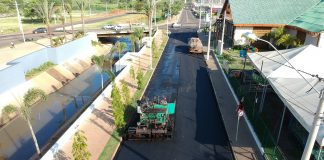Recapeamento asfáltico continua pelos bairros e centro, inclusive neste feriado da República