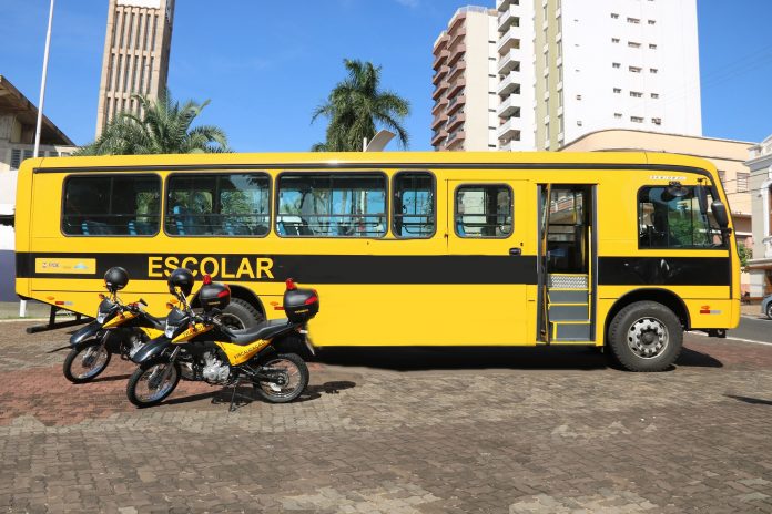 Alunos terão novo ônibus para transporte escolar. E trânsito fiscalizado com motocicletas