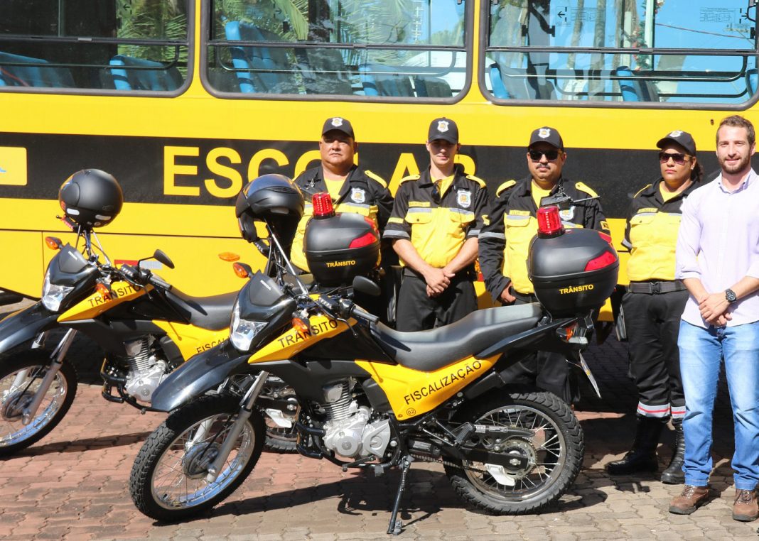 Alunos terão novo ônibus para transporte escolar. E trânsito