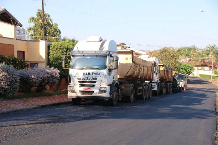 Serviço de recape prossegue em ruas e avenidas da cidade