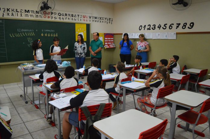 Rede municipal inicia ano letivo com entrega de uniformes e material escolar
