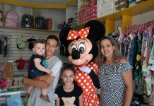 Bonecos Mickey e Minnie e muitas ofertas e tendências do bebê ao juvenil nos 8 anos de Laura Kids