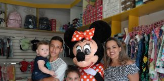 Bonecos Mickey e Minnie e muitas ofertas e tendências do bebê ao juvenil nos 8 anos de Laura Kids