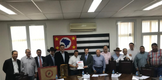 Geninho participa de assinatura de protocolo que garante bem-estar de animais de rodeio