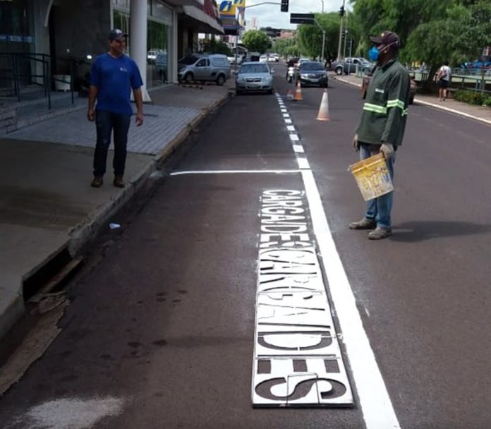 Ruas e avenidas recebem nova sinalização de solo