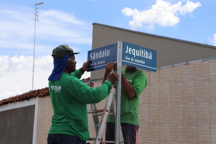Mais 13 bairros recebem quase 700 novas placas de identificação de ruas e avenidas