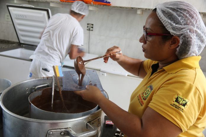 Social confecciona 2,5 mil Ovos de Páscoa, reduzindo custos e gerando emprego e renda