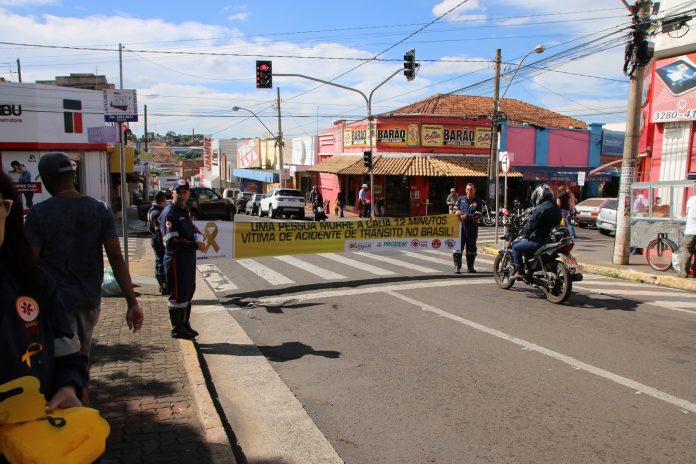 Ação de conscientização no trânsito mobiliza motoristas e pedestres no centro da cidade