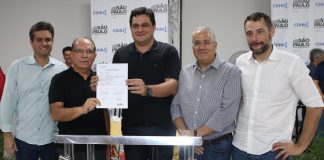 Fernando e Geninho inauguram Centro Múltiplo Uso e assinam 106 casas da CDHU em Ribeiro