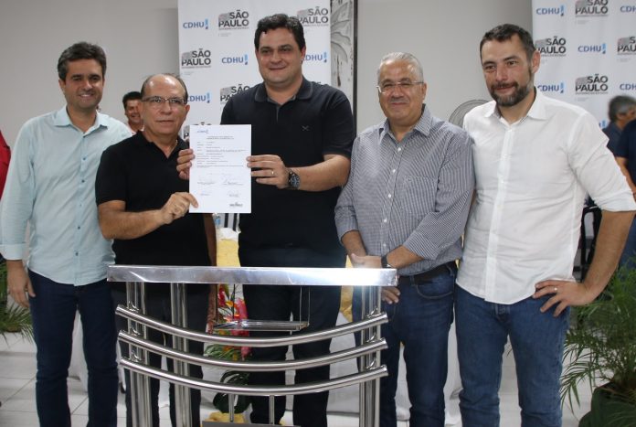Fernando e Geninho inauguram Centro Múltiplo Uso e assinam 106 casas da CDHU em Ribeiro