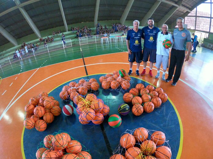 Projeto de Basquete entrega uniformes, bolas e promove atividades gratuitas