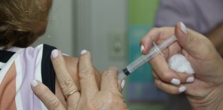 Saúde vacina contra sarampo e disponibiliza doses remanescentes da gripe