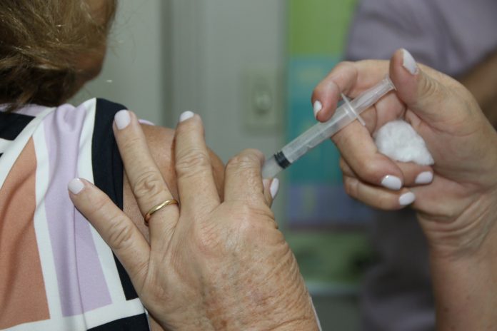 Saúde vacina contra sarampo e disponibiliza doses remanescentes da gripe