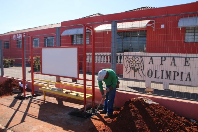 Prodem inicia instalação de pontos de ônibus cobertos doados por empresas