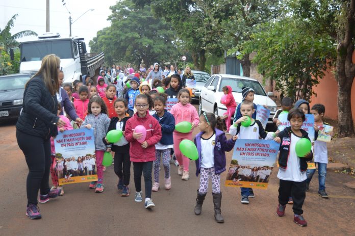 Alunos da rede municipal participam de caminhada de conscientização contra a dengue