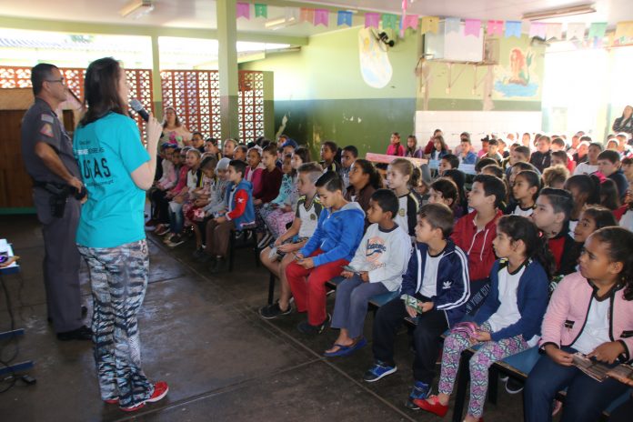 Alunos da rede municipal participam de projeto da Polícia Militar sobre riscos das drogas