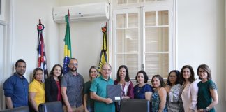 Prefeito recebe projeto de Plano de Carreira do Magistério da rede municipal