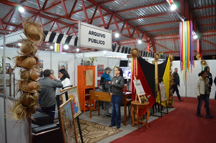 Homenagens e resgate histórico marcam estande do Arquivo Público no 55º Fefol
