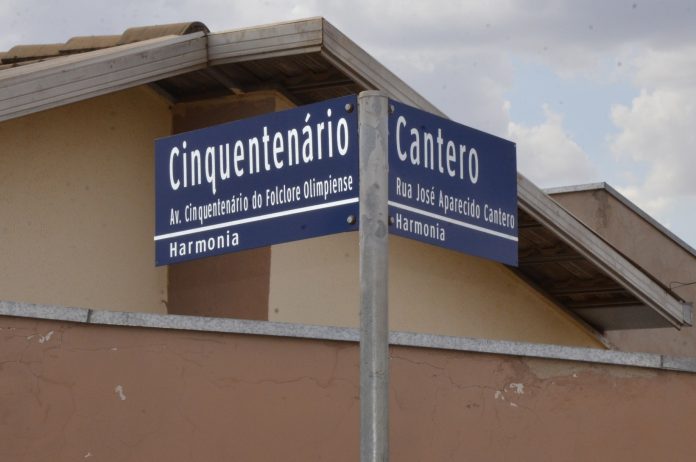 Mais de 370 novas placas de ruas e avenidas são instaladas em bairros da cidade