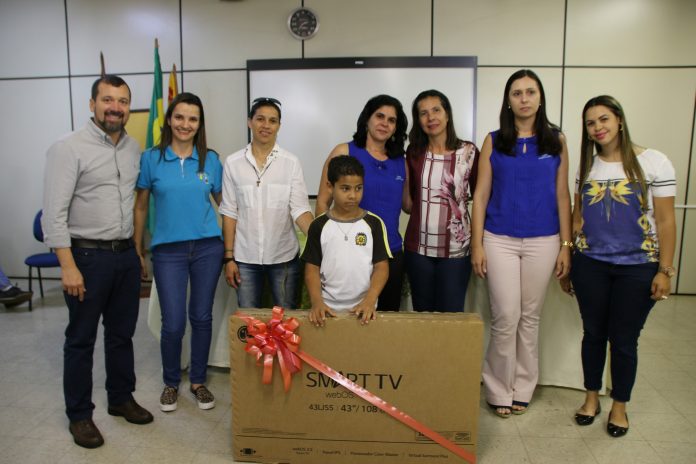 Campanha do Agasalho premia alunos da rede municipal com maior arrecadação