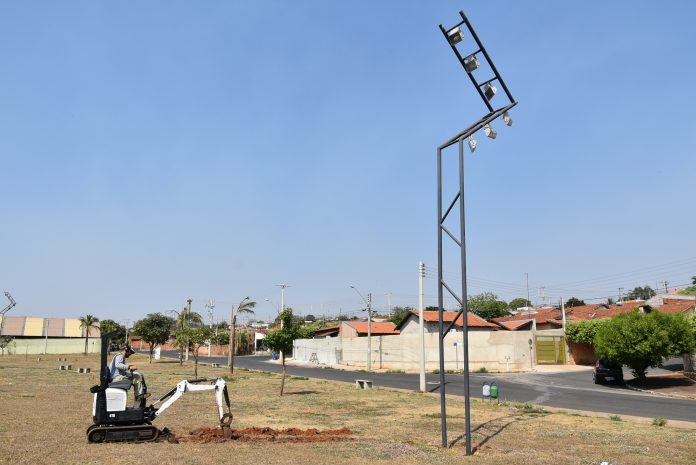 Praças da Cohab IV e Santa Fé e Avenida do Folclore receberão nova iluminação de LED