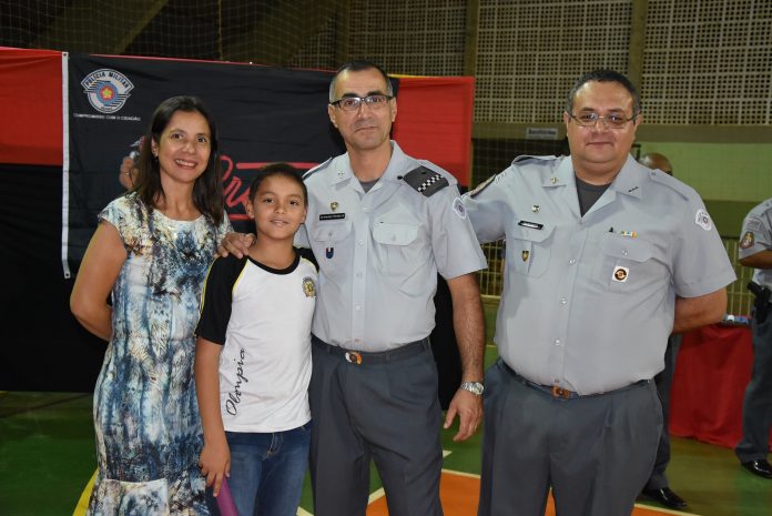Mais de 300 alunos da rede municipal participam de formatura do Proerd