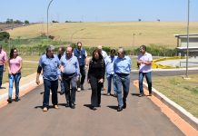 Presidente da CETESB entrega licença de operação da Estação de Tratamento de Esgoto