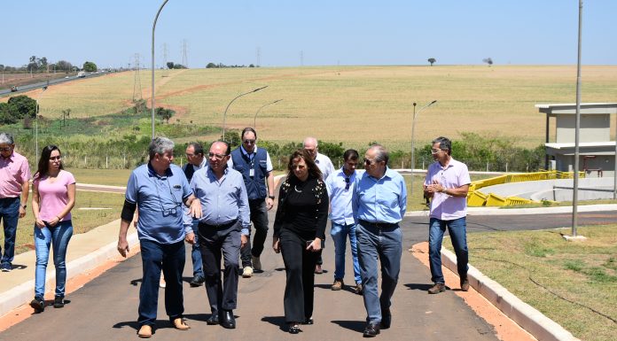 Presidente da CETESB entrega licença de operação da Estação de Tratamento de Esgoto