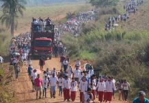 Caminhada da Padroeira reúne milhares de fiéis, com missa e inauguração de Gruta