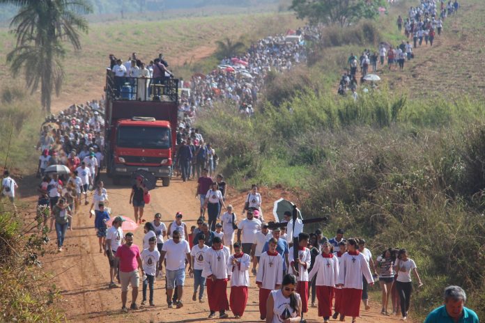 Caminhada da Padroeira reúne milhares de fiéis, com missa e inauguração de Gruta