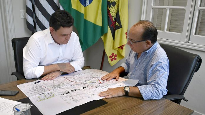 Fernando, Geninho e Caixa assinam o maior convênio do ano: R$ 3 mi para a Avenida Benatti até a SP-425