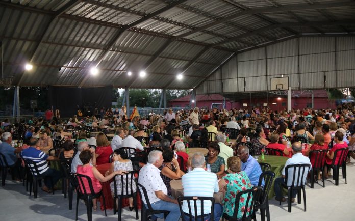 Confraternizações natalinas com famílias atendidas por programas sociais