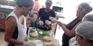 Curso gratuito de panetone gera renda para famílias assistidas pelo Social