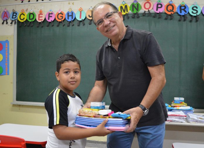 Material escolar e uniformes novos para os 6 mil alunos da rede municipal
