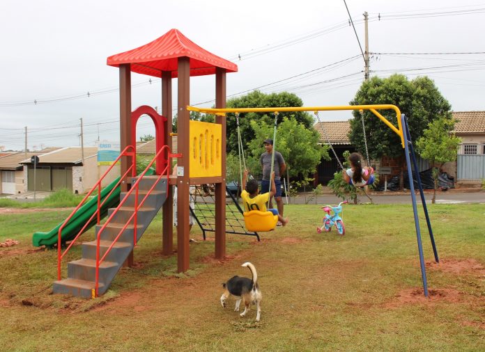 Prefeitura entrega parques infantis em quatro bairros
