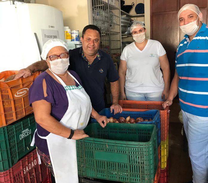 Resorts do Complexo Hot Beach doam alimentos ao Abrigo São José
