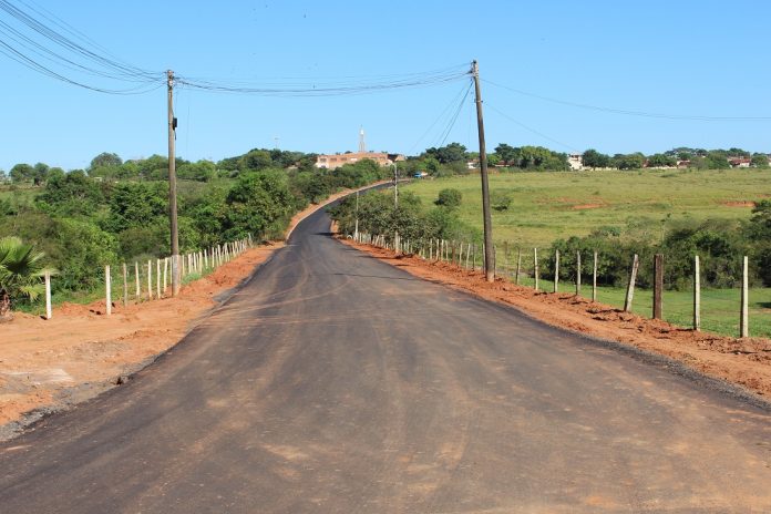 Pavimentação de trecho da Estrada Rural José Recco chega na fase final