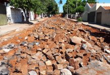 Prefeitura começa a retirar paralelepípedos das ruas centrais. Serão levados para o futuro Centro Cultural
