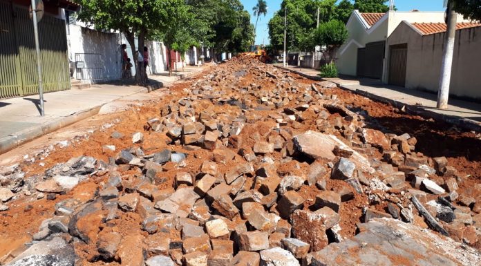 Prefeitura começa a retirar paralelepípedos das ruas centrais. Serão levados para o futuro Centro Cultural